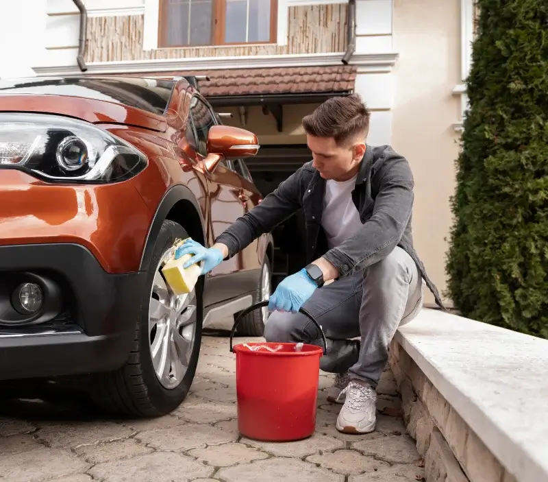 Lavage auto à domicile Saint-Martin-Lalande : professionnel intervenant sur un véhicule